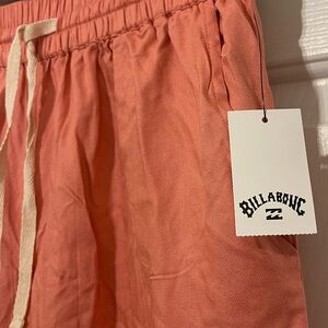 Women’s NWT Billabong flowy pants with drawstring waist size medium.